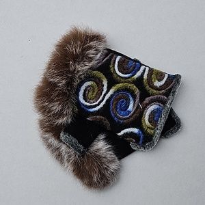 Hand stitched fur opened finger gloves